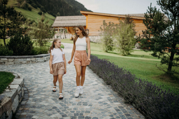 2 Mädchen am Resort