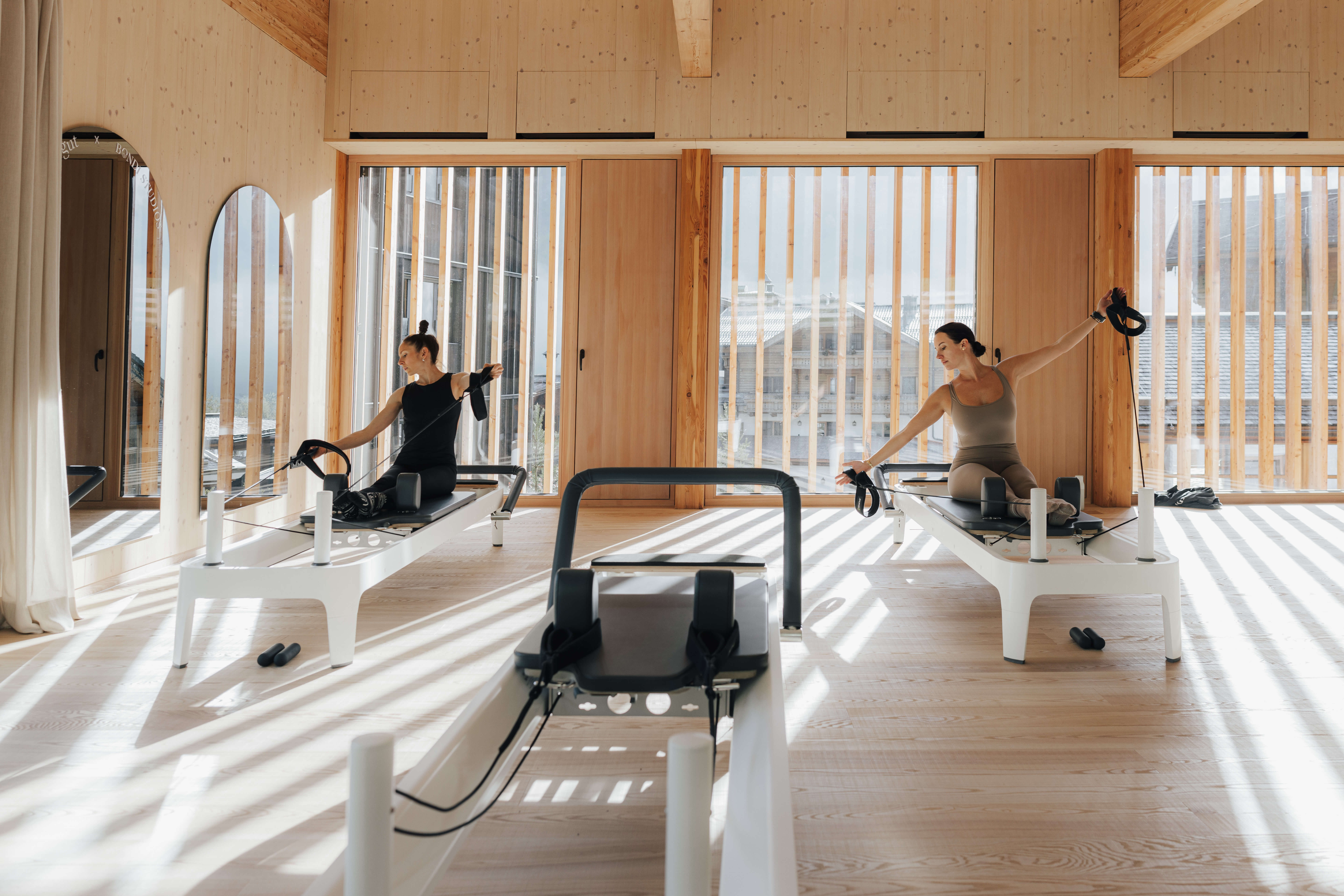 2 Frauen beim Reformer Pilates